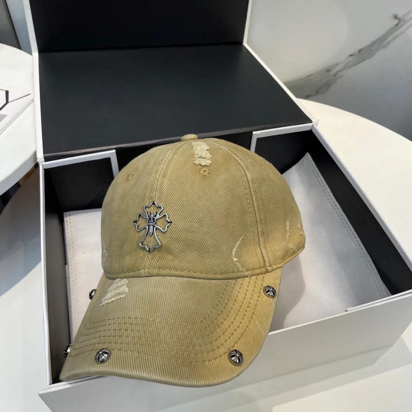 P70 Crow Heart 🆕🆕25 new baseball cap, stylish and classic cross logo, casual with a cool feeling, unisex style, same style for men and women! Very easy to match! Head circumference: 56-58cm is available